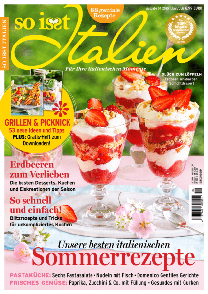 Erdbeer-Rhabarber-Schichtdessert mit Mandelstreuseln im Glas auf dem Cover von So isst Italien 4/2025
