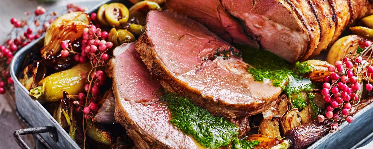 Lammbraten mit Pestofüllung und Balsamicogemüse auf einem Ofenblech