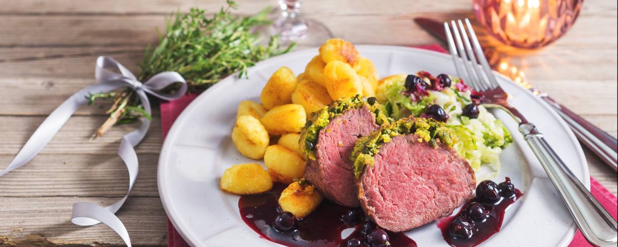 Rinderfilet mit Wirsing, Gnocchi und Cassissoße