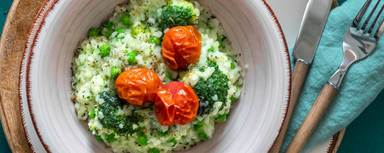Risotto mit Brokkoli, Erbsen und Tomaten