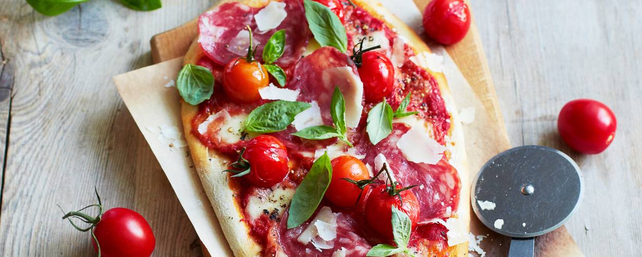 Salamipizza mit Kirschtomaten