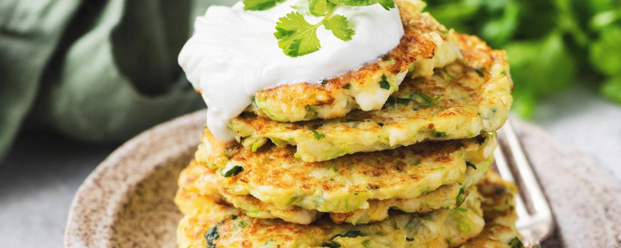 Zucchinipuffer mit würziger Ziegenfrischkäsecreme