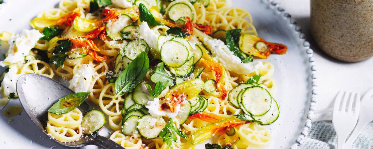 Nudelsalat aus einer Rezeptsammlung auf einem Tisch