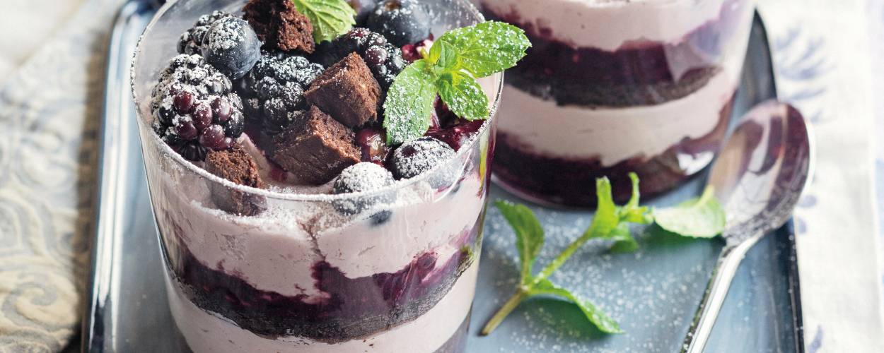 Schichtdessert mit Schokolade, Blaubeeren und Brombeeren