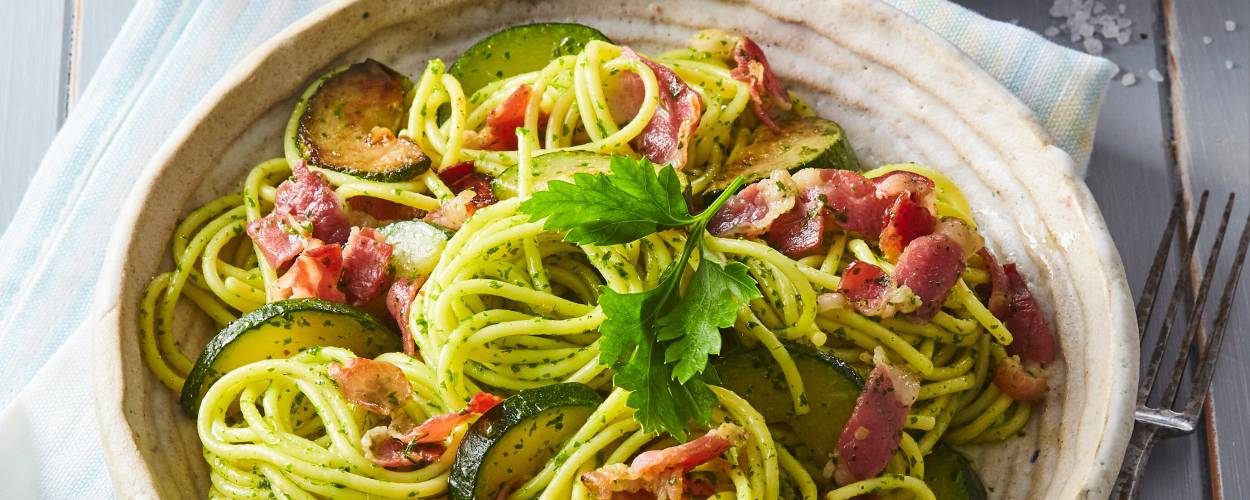 Zucchini-Spaghetti mit Pesto und Pancetta