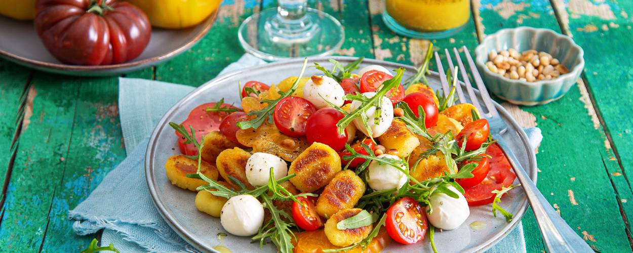 Sommerlicher Gnocchi-Tomaten-Salat mit Mozzarella