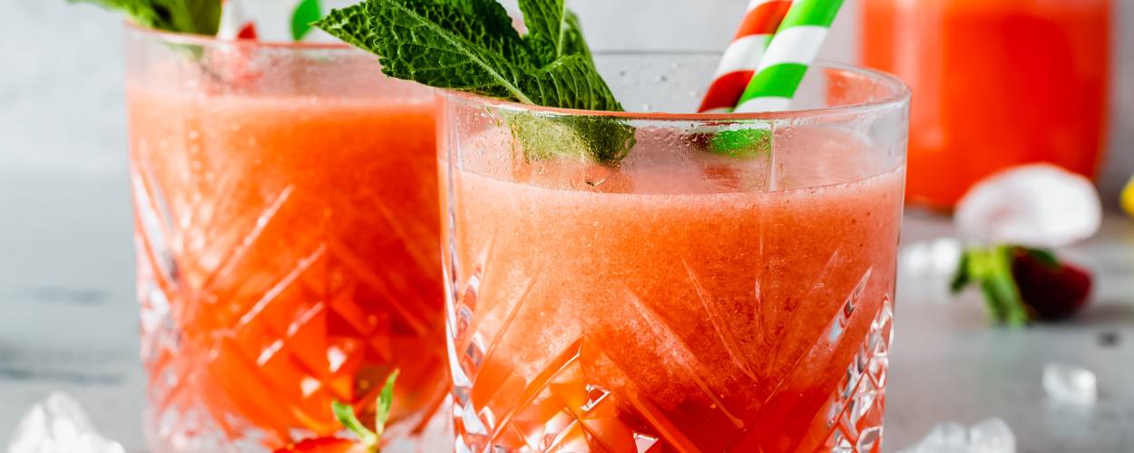 Zwei Gläser und eine Karaffe mit Erdbeerlimonade