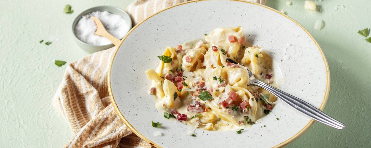 Schnelle Tortellini mit cremiger Pancetta-Sahnesoße