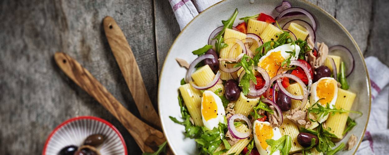Pastasalat mit Rucola, Thunfisch und Eiern