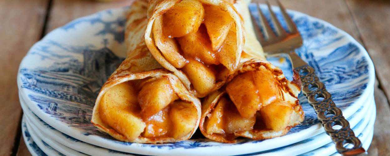 Pfannkuchen gerollt und gefüllt auf einem Teller