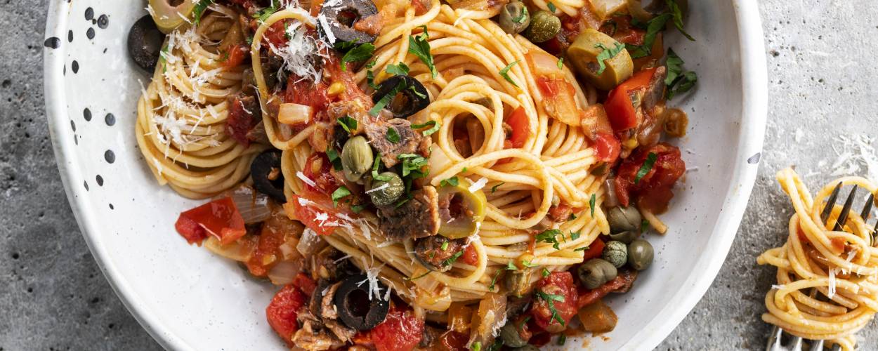 Blitzschnelle Spaghetti in Oliven-Tomatensoße