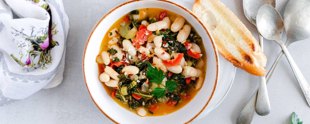 Coverbild mir Schüssel Ribollita für die Rezeptsammlung mit toskanischen Rezepten