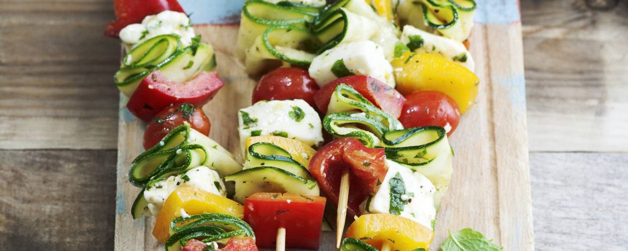 Vegetarische Grillspieße mit Käse und Zucchini auf einem Teller