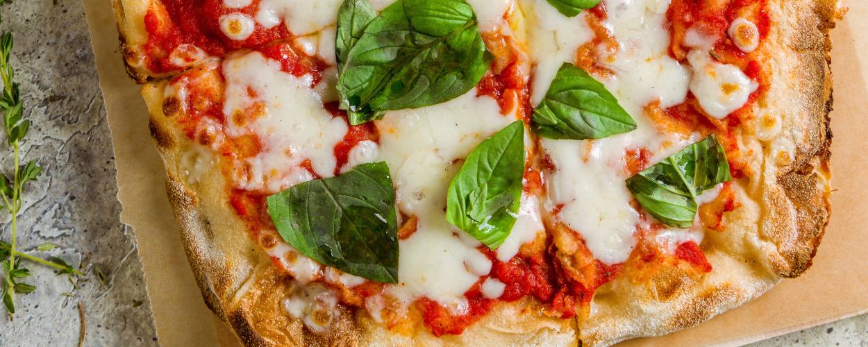 Selbst gebackene Pinsa aus original italienischem Pinsateig mit Margherita-Belag
