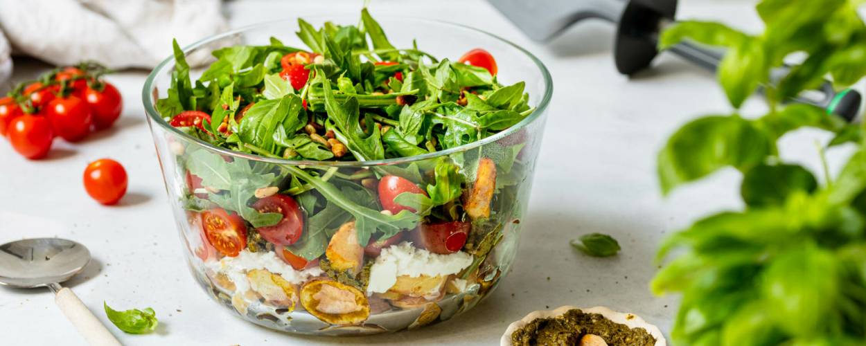 Lauwarmer Kartoffel-Caprese-Salat mit Rucola