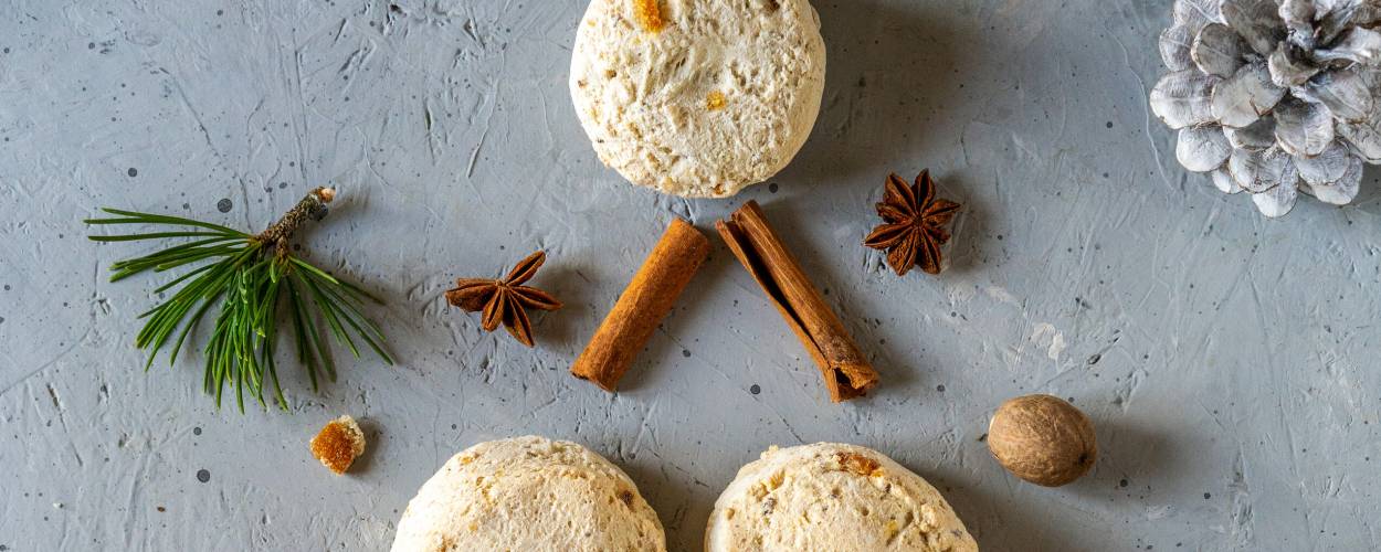 Cavallucci toskanische Weihnachtsplätzchen auf einen Tisch gelegt in Form eines Weihnachtsbaumes
