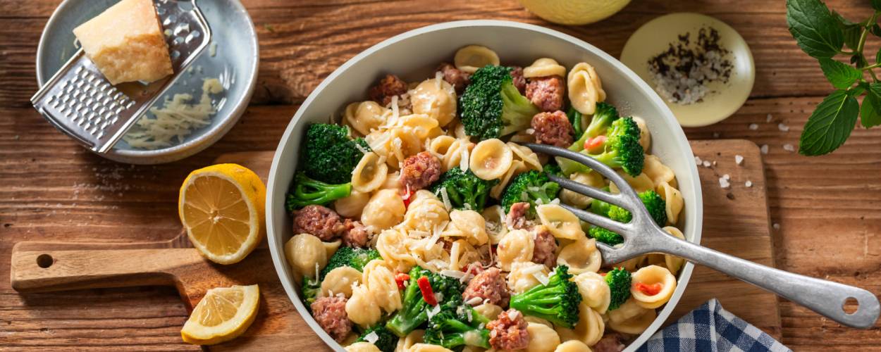 Orecchiette-Pfanne mit Salsiccia und Brokkoli