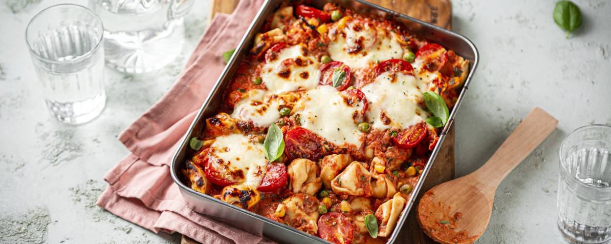 Tortelliniauflauf auf einem Holzbrett