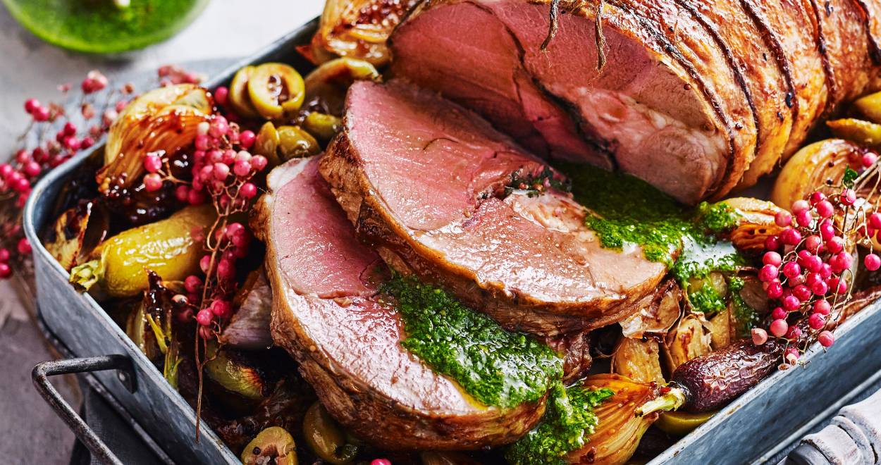 Lammbraten mit Pestofüllung und Balsamicogemüse auf einem Ofenblech