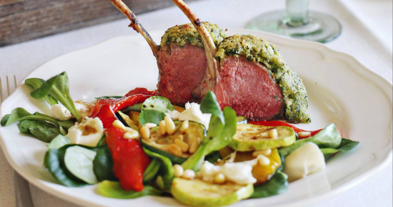 Lammkarree mit Parmesankruste & Antipastisalat