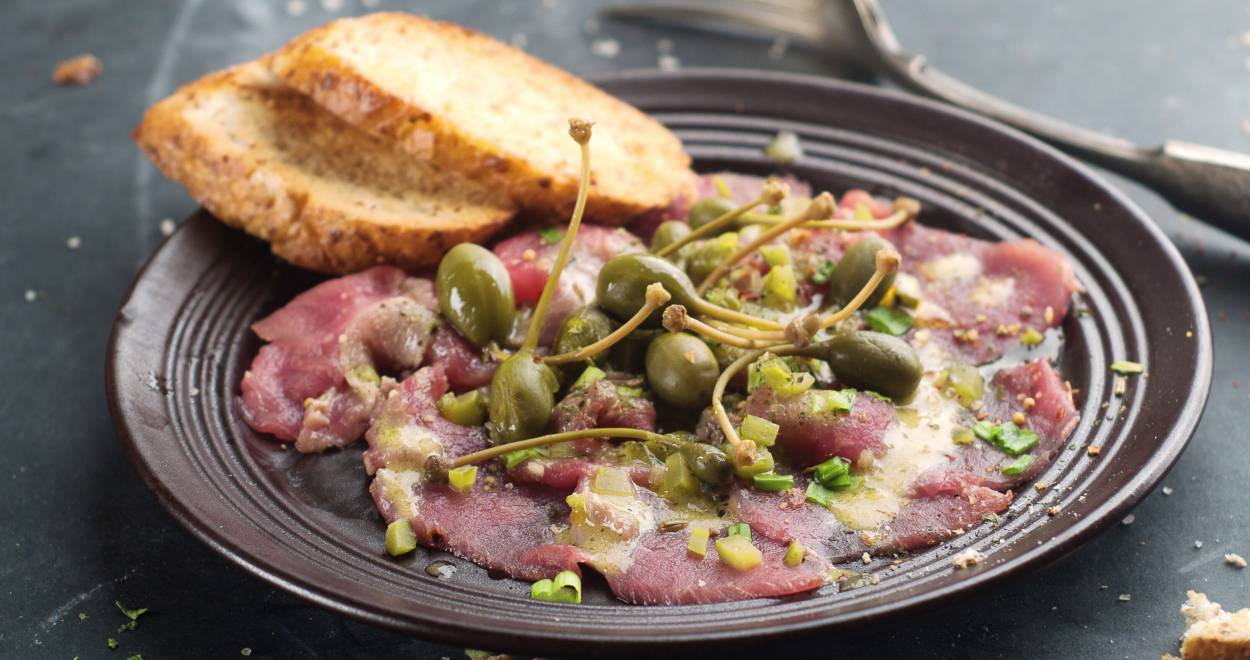 Rindercarpaccio mit Kapernäpfeln