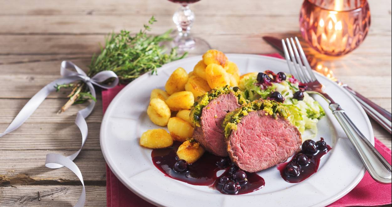 Rinderfilet mit Wirsing, Gnocchi und Cassissoße