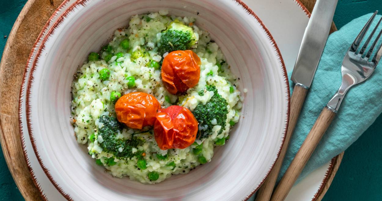 Risotto mit Brokkoli, Erbsen und Tomaten