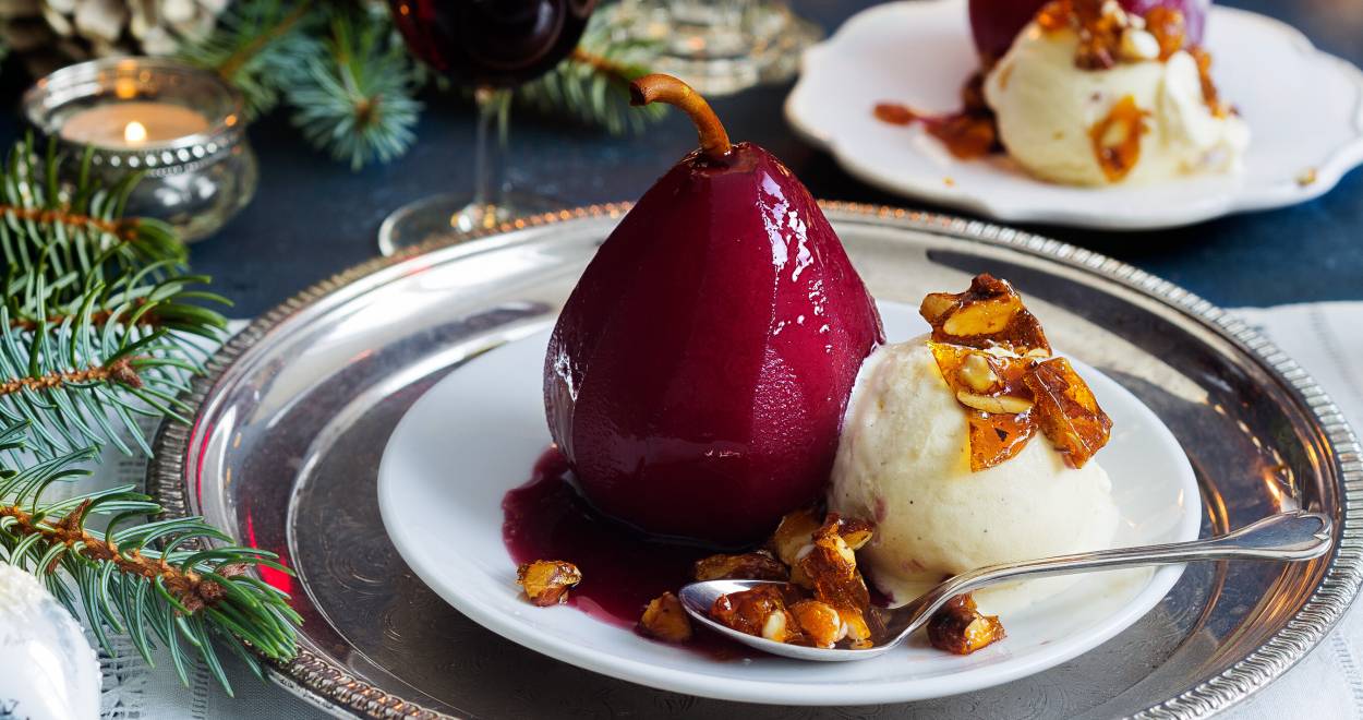 Rotweinbirne mit Marzipaneis