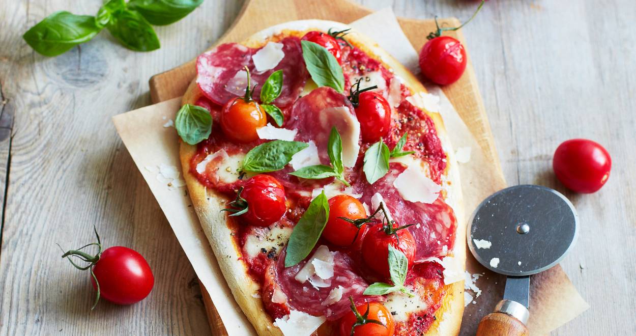 Salamipizza mit Kirschtomaten