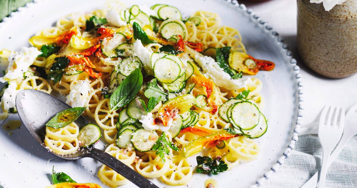 Nudelsalat aus einer Rezeptsammlung auf einem Tisch