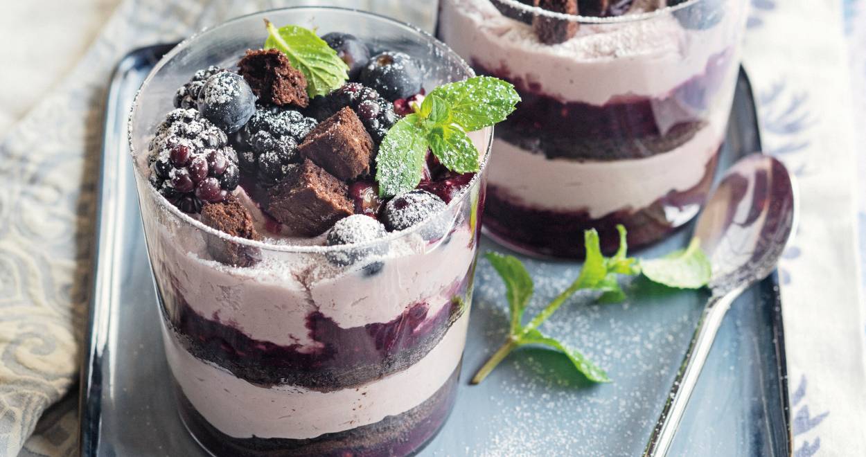 Schichtdessert mit Schokolade, Blaubeeren und Brombeeren