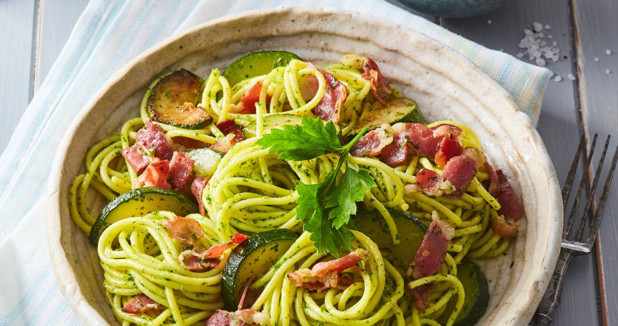 Zucchini-Spaghetti mit Pesto und Pancetta