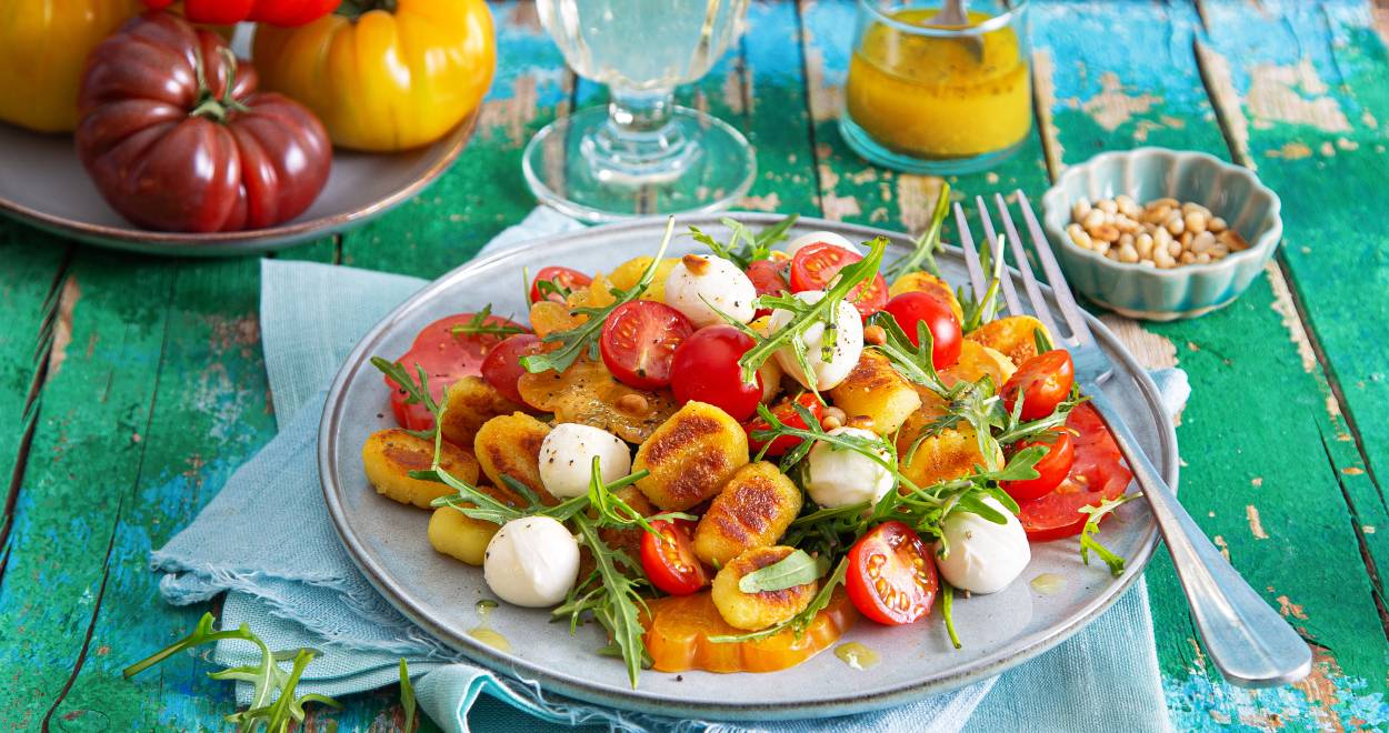 Sommerlicher Gnocchi-Tomaten-Salat mit Mozzarella