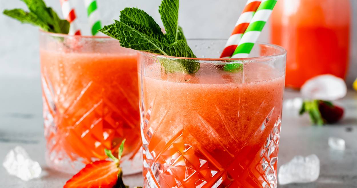 Zwei Gläser und eine Karaffe mit Erdbeerlimonade