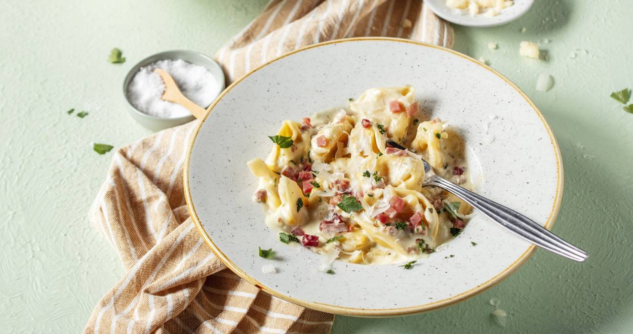 Schnelle Tortellini mit cremiger Pancetta-Sahnesoße