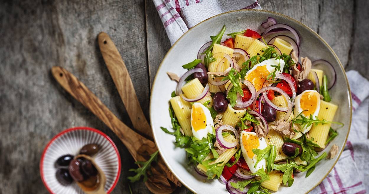 Pastasalat mit Rucola, Thunfisch und Eiern