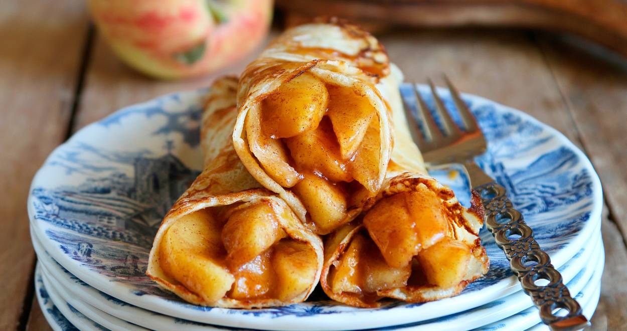 Pfannkuchen gerollt und gefüllt auf einem Teller