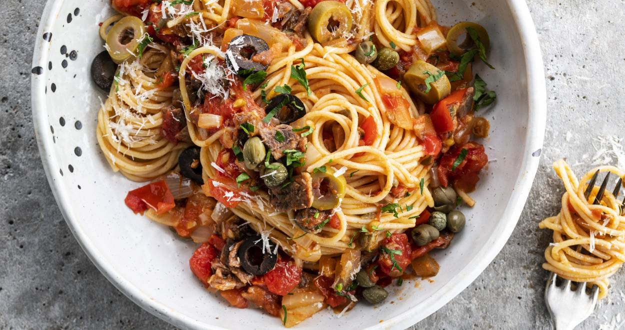 Blitzschnelle Spaghetti in Oliven-Tomatensoße