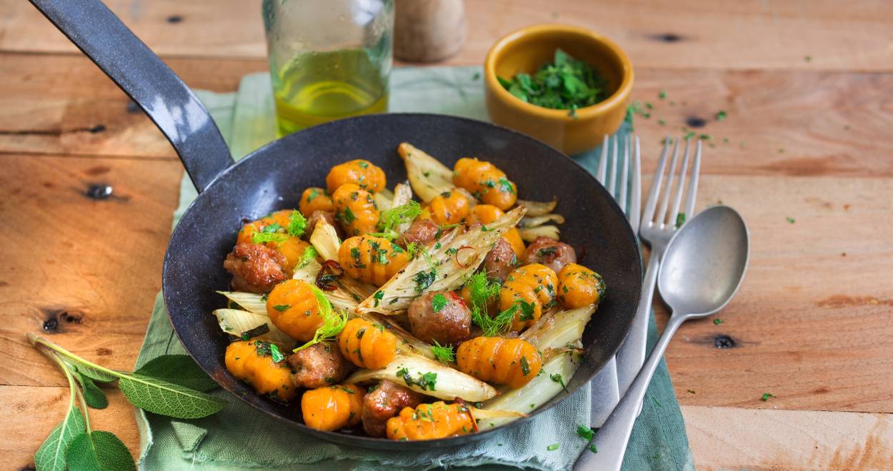 Kürbisgnocchi mit gebratener Salsiccia und Fenchel in einer Pfanne