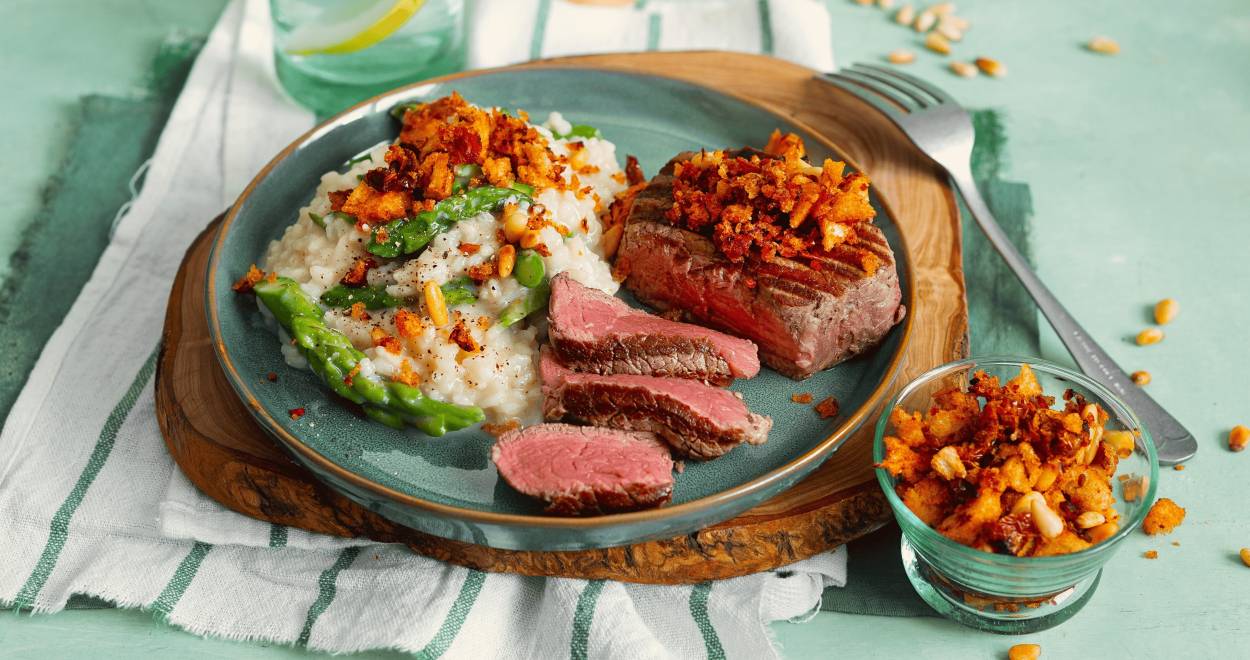 Osteressen aus Fleisch und Risotto angerichtet auf einem Teller