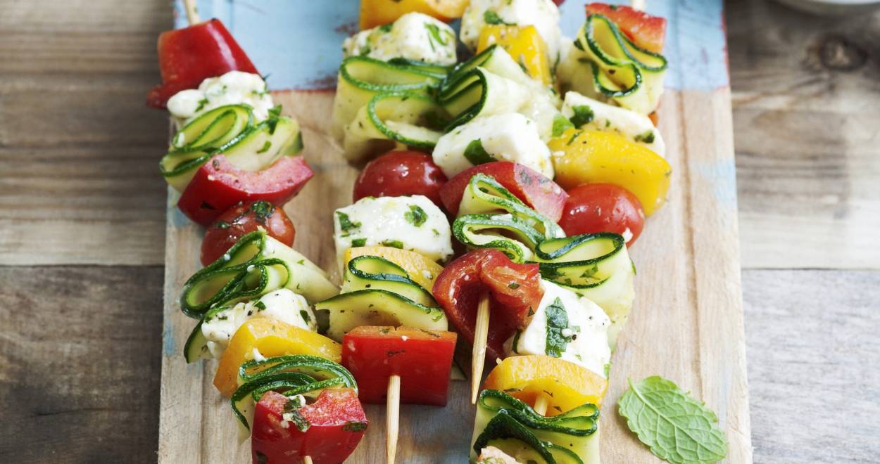 Vegetarische Grillspieße mit Käse und Zucchini auf einem Teller