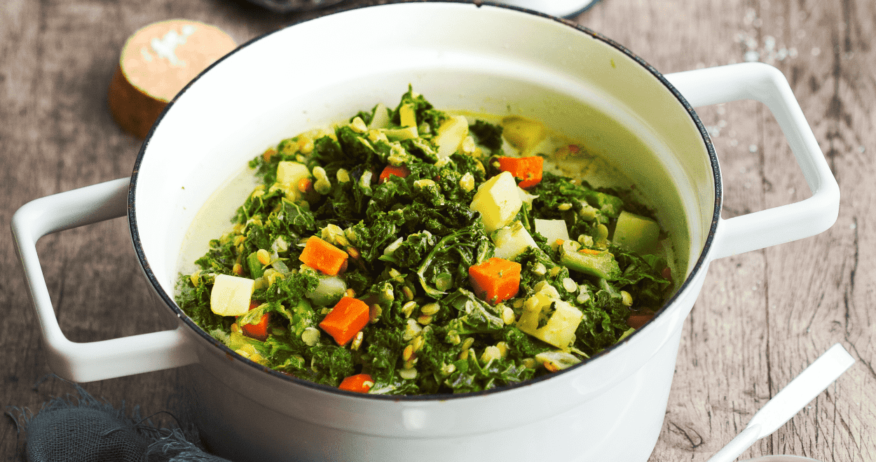 Coverbild der Rezeptsammlung mit Grünkohlrezepten, auf dem Bild ein Grünkohleintopf