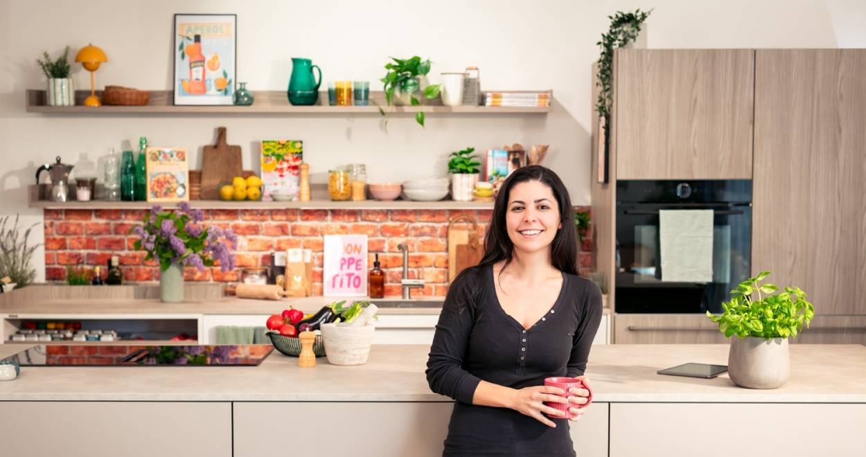 Serena Loddo steht vor einer Küchenzeile und lächelt in die Kamera