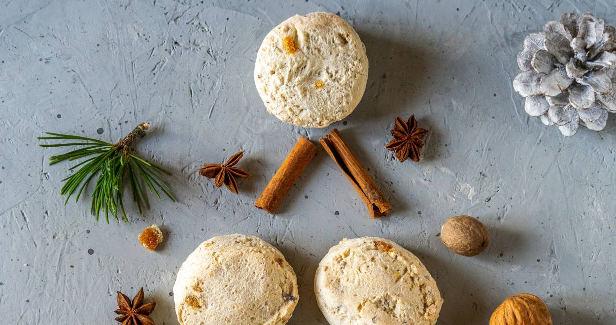 Cavallucci toskanische Weihnachtsplätzchen auf einen Tisch gelegt in Form eines Weihnachtsbaumes