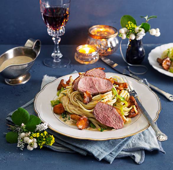Linguine mit gebratener Entenbrust, Pfifferlingsgemüse und Orangen-Sahne-Soße