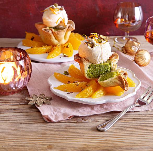 Pistazienküchlein mit Orange und Vanilleeis