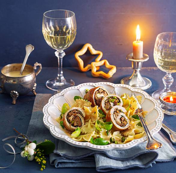 Puteninvoltini mit Maronifüllung, Rosenkohlfarfalle & Grissinisternen