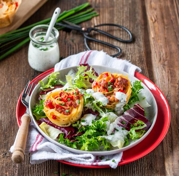 Spaghetti-Frittata-Küchlein auf Wintersalat