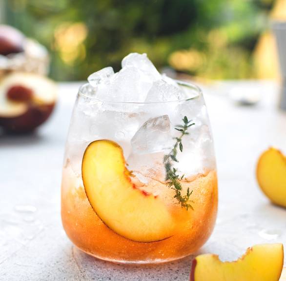 Amaretto mit Pfirsich-Thymian-Sirup