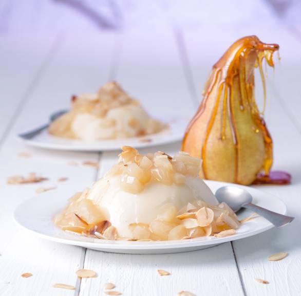 Amaretto-Pannacotta mit Birnenkompott